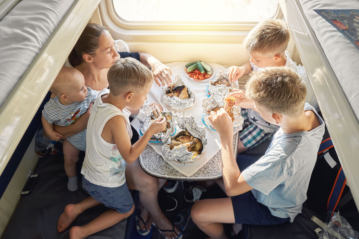 Une famille qui déjeune dans un wagon-couchette.