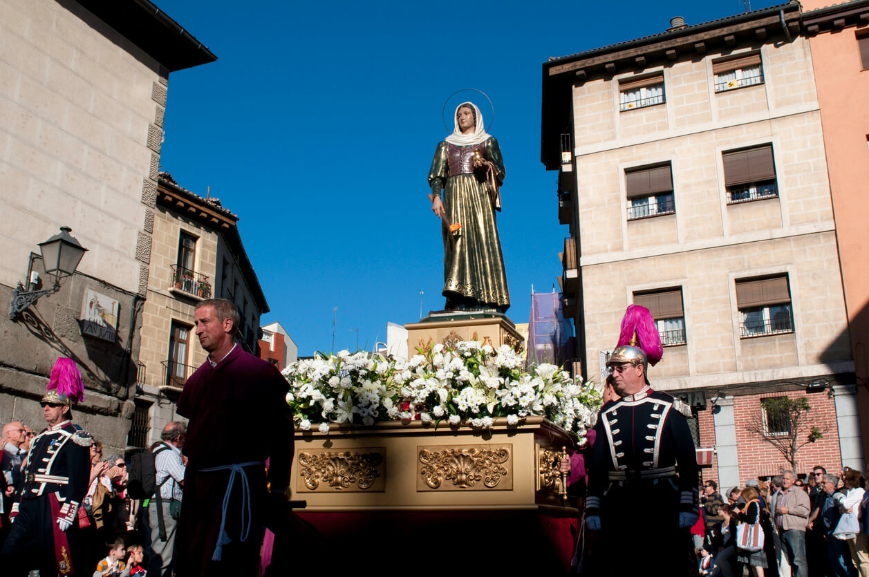 À Madrid, en Espagne, une procession religieuse a lieu chaque année lors du festival de San Isidro, en l'honneur du saint patron de la ville.