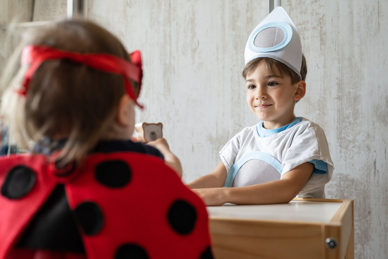 Deux enfants déguisés qui jouent.