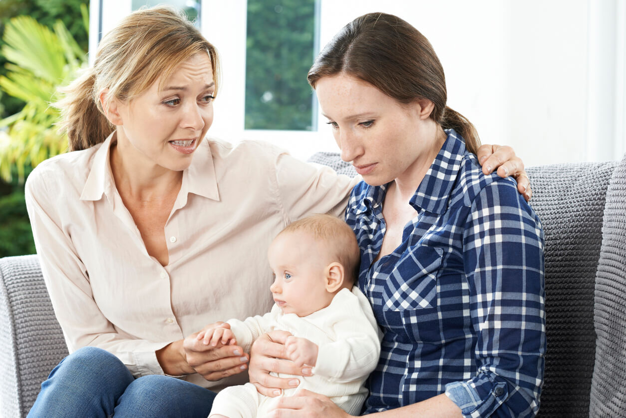 En medelålders kvinna som försöker ge föräldraråd till en nybliven mamma.