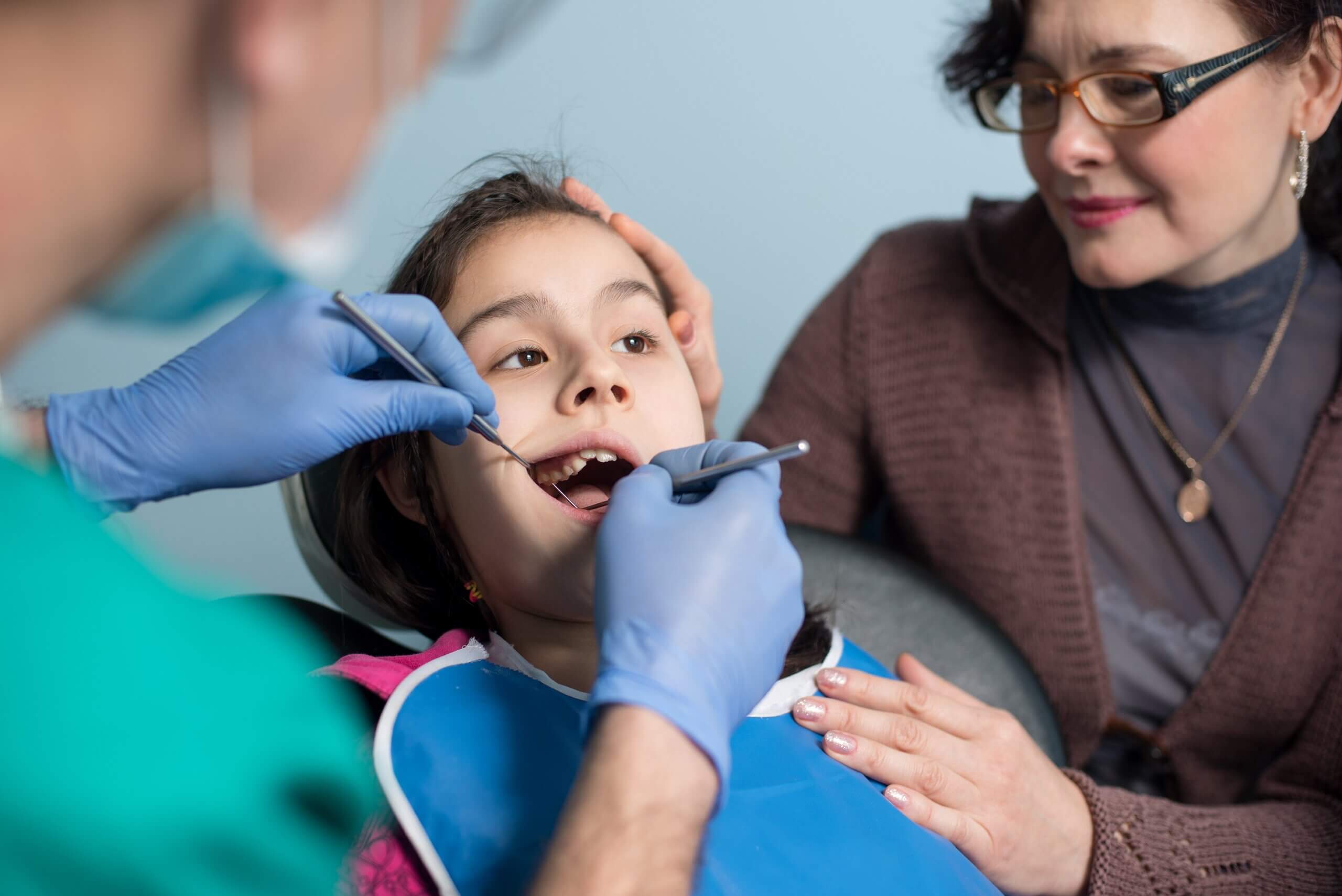 Une jeune fille chez le dentiste.