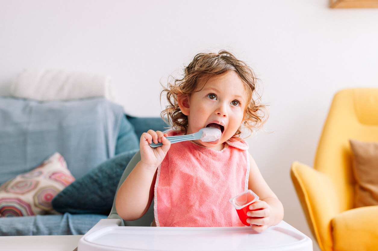 Un enfant qui mange un yaourt.