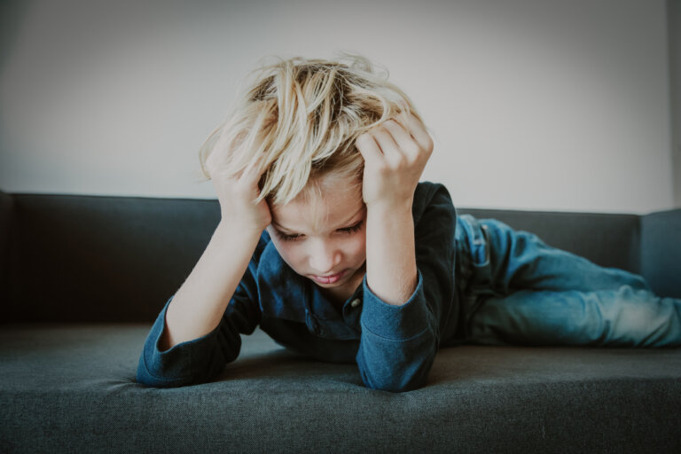 Un enfant fâché allongé.