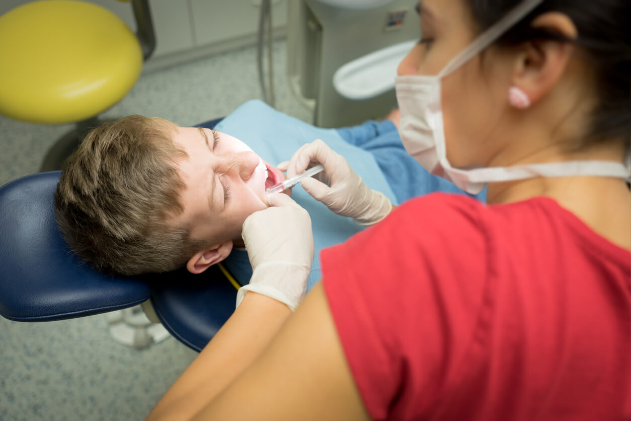 Tratamiento de caries en niños bajo sedación profunda: lo que debes saber