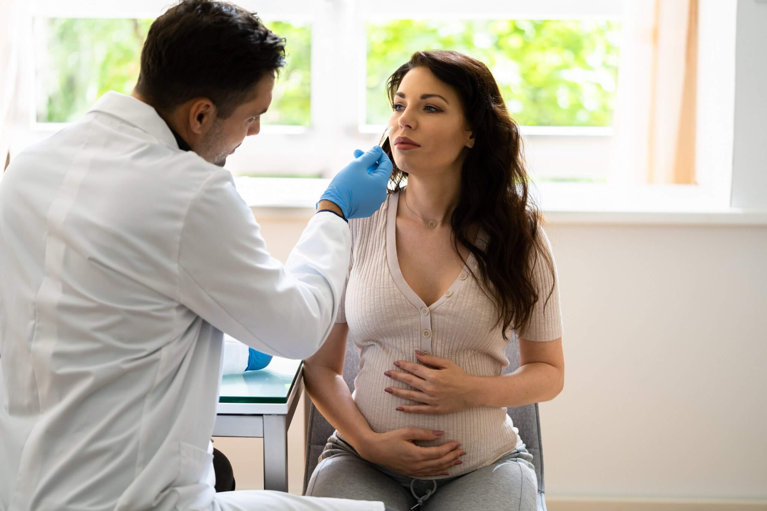 Examen médical d'une femme enceinte.