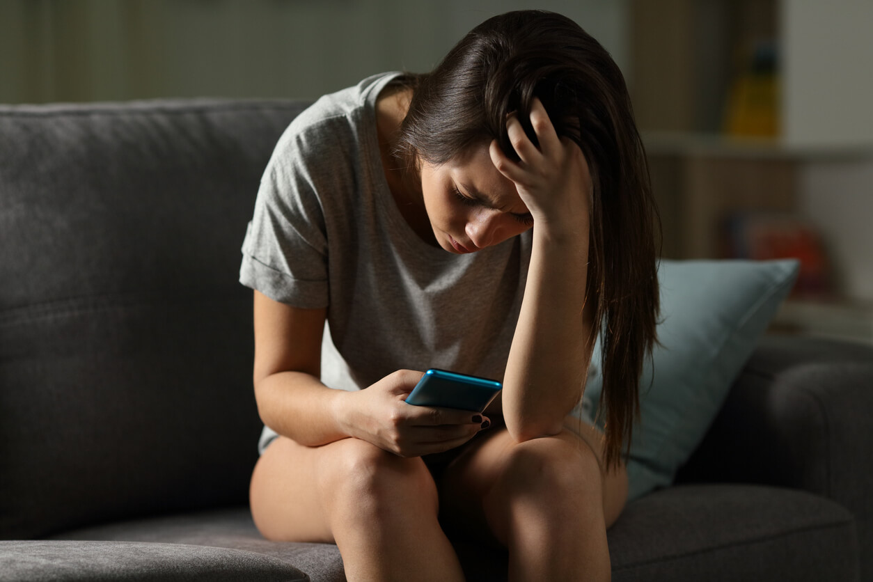 Cómo cuidar a los adolescentes de los riesgos de las redes sociales, sin invadir su espacio