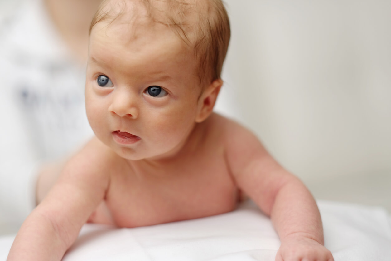 Kahle Stellen - Baby mit wenig Haaren auf dem Kopf