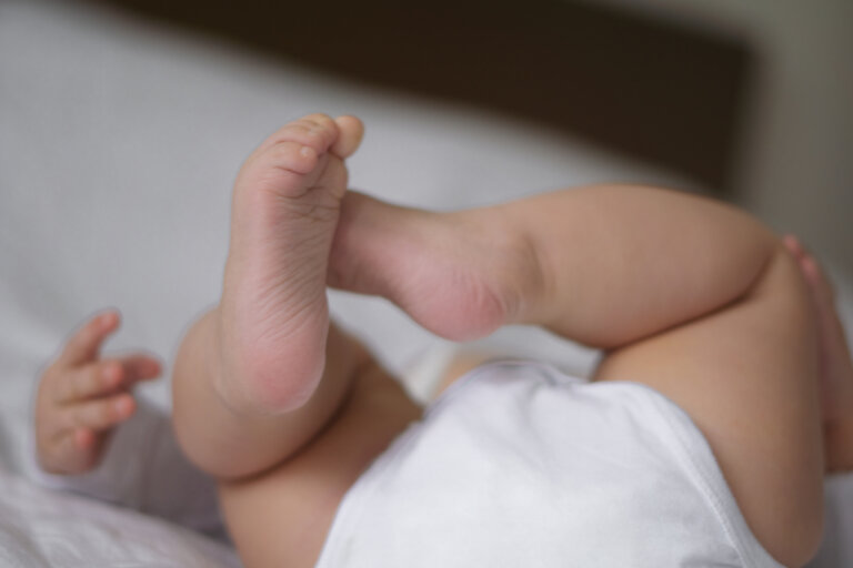 ¿Es normal que los pies de los bebés huelan mal?
