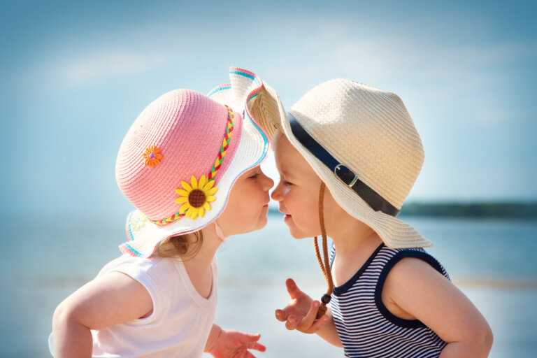 ¿Por qué algunos niños se besan en la boca?