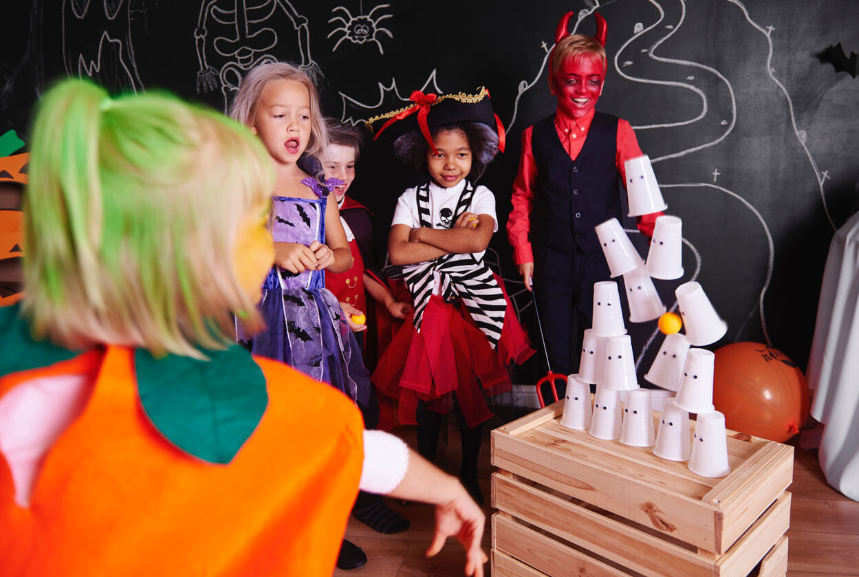 Kinderen spelen spelletjes samen