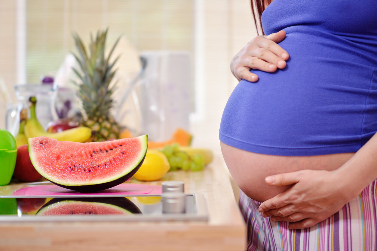 ¿Se puede comer sandía durante el embarazo?