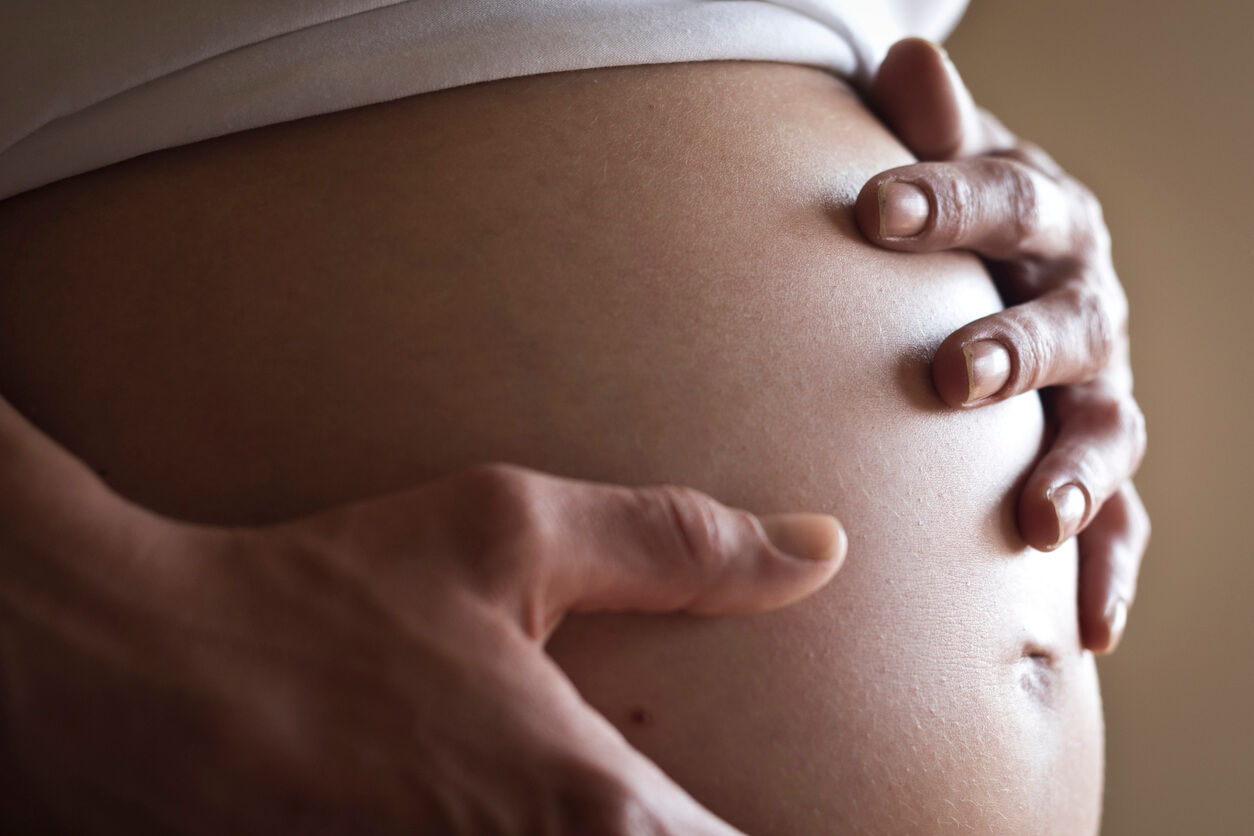 En gravid kvinnas mage.