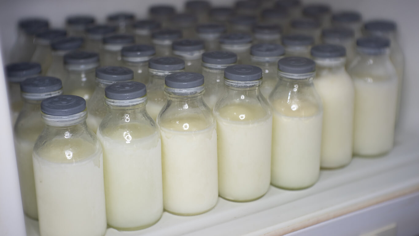 Bouteilles de lait maternel congelé.