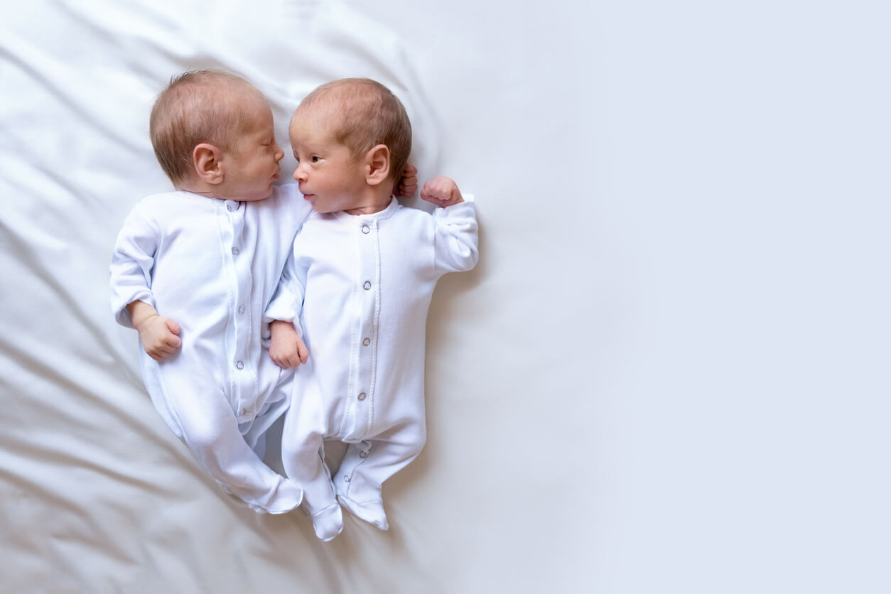 Zwillingsnamen - zwei kleine Jungen