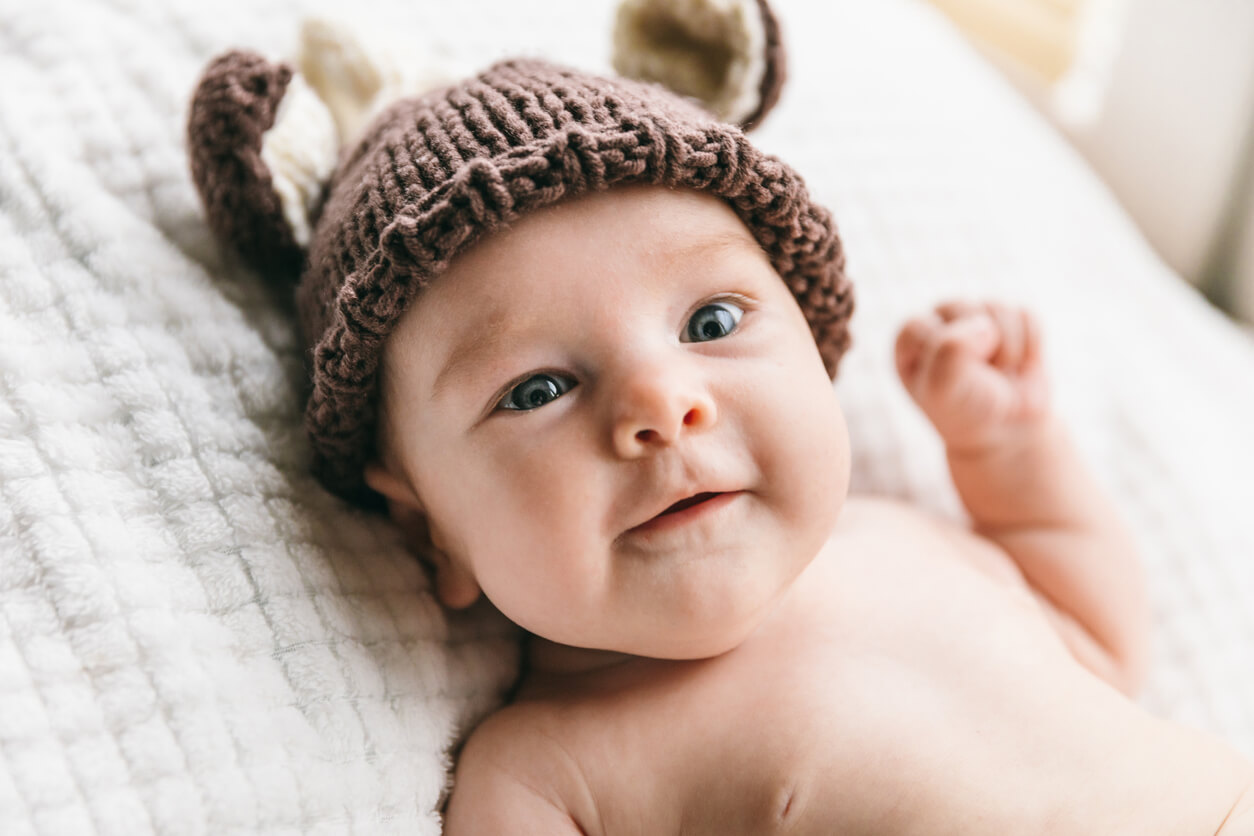 En bebis som bär en stickad mössa.