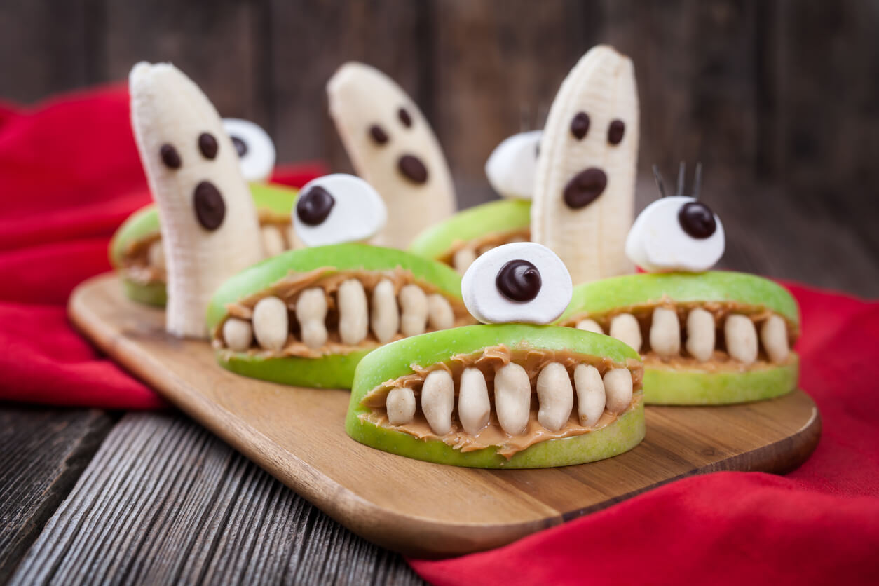 Skremmende halloween-snacks laget med frukt.