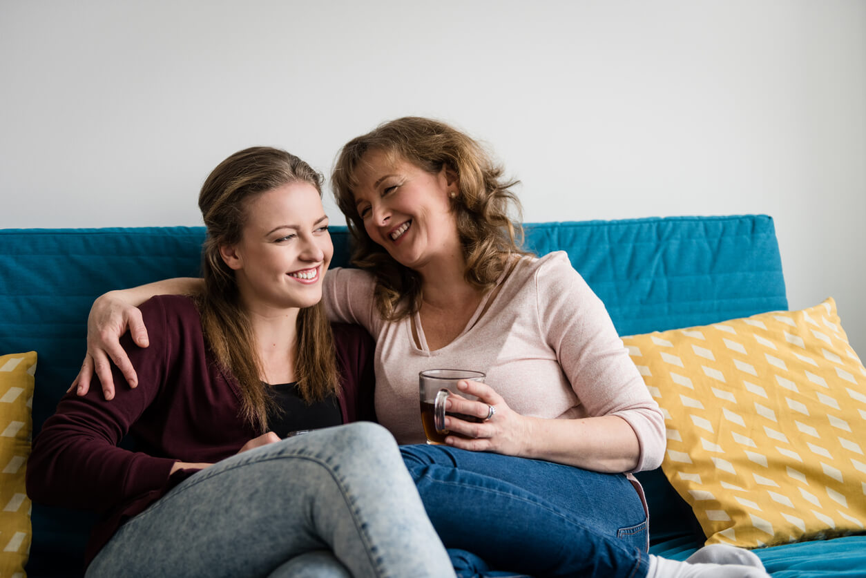 Une mère qui discute et sourit avec sa jeune adolescente.