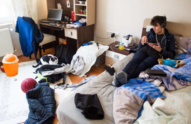 La habitación de mi hijo adolescente es un desastre: ¿qué hacer?