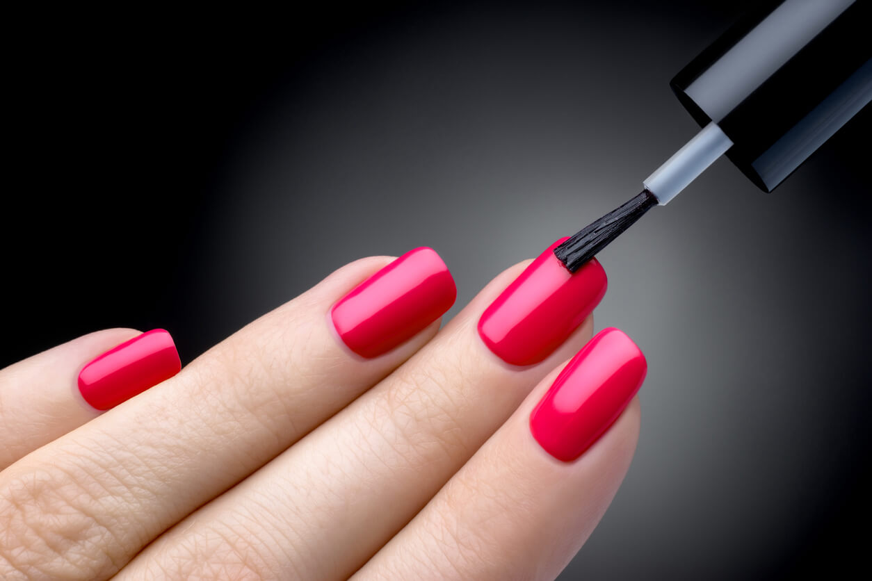 Uñas pintadas y parto: lo que debes saber