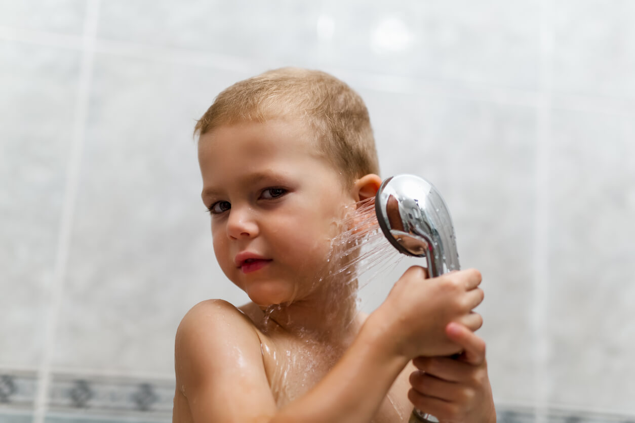 Un enfant qui se douche.