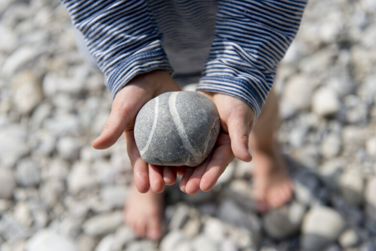 El significado de que tu hijo te regale piedras