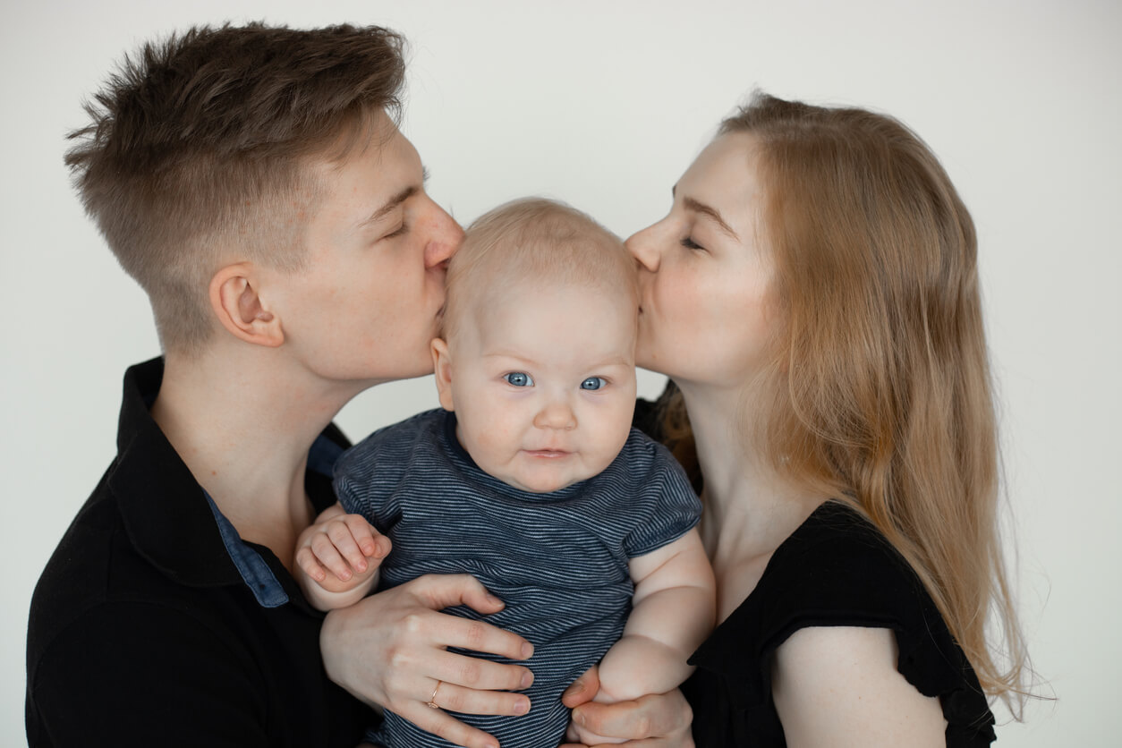 Ventajas y desventajas de ser padres jóvenes