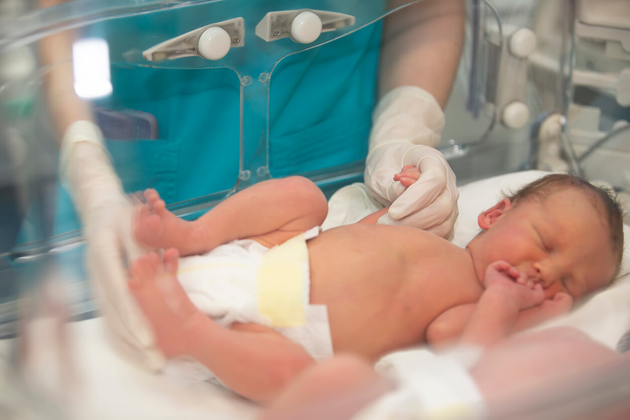 Ett nyfött barn som tas om hand av en sjuksköterska.