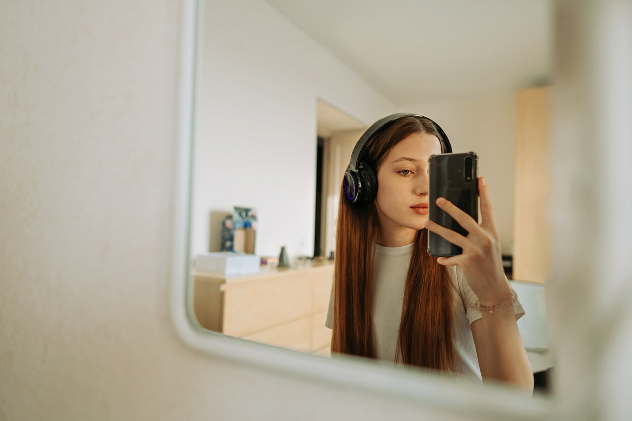 BeReal - Mädchen macht Selfie vor dem Spiegel