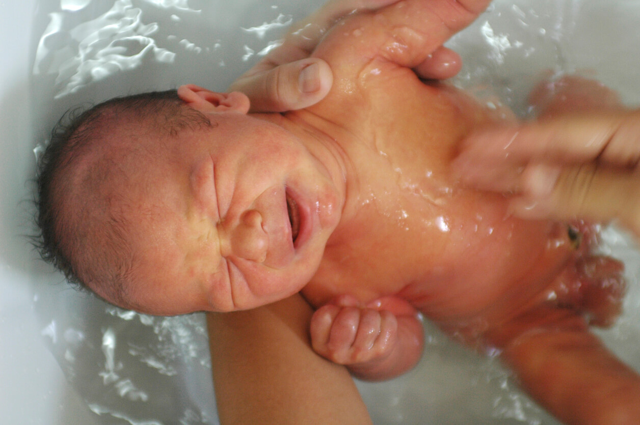 ¿Por qué no hay que bañar al bebé al nacer?