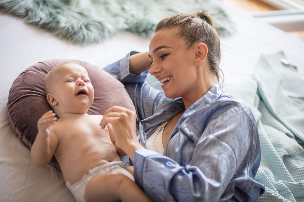 En mor som prøver å trøste den gråtende babyen sin.