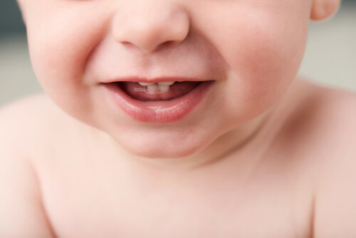 Qué hacer (y qué no) cuando le salen los primeros dientes al bebé
