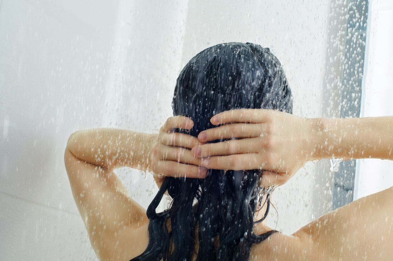 Une femme qui se lave les cheveux.