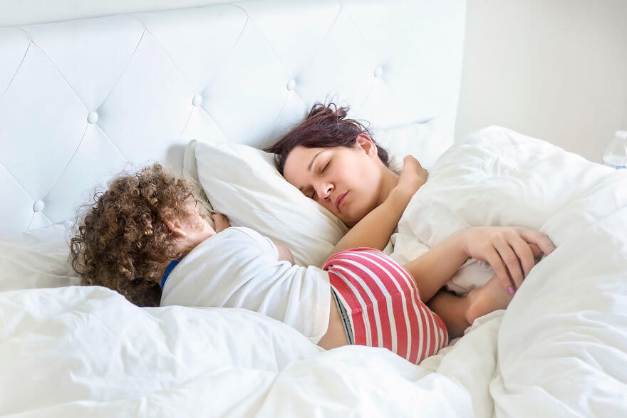 La mamma e il suo bambino addormentato