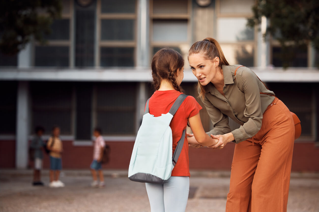 Une maman et sa fille qui va à l'école.