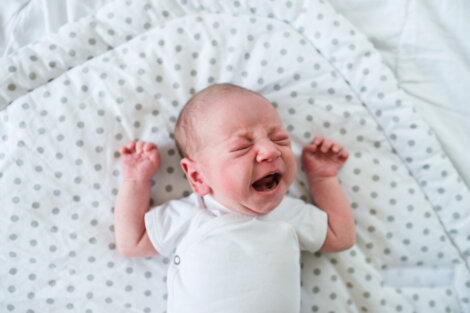¿Por qué mi bebé se despierta gritando y llorando?