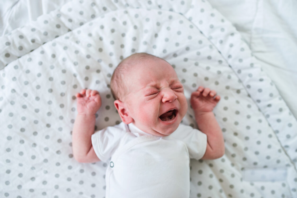 ¿Por qué mi bebé se despierta gritando y llorando?