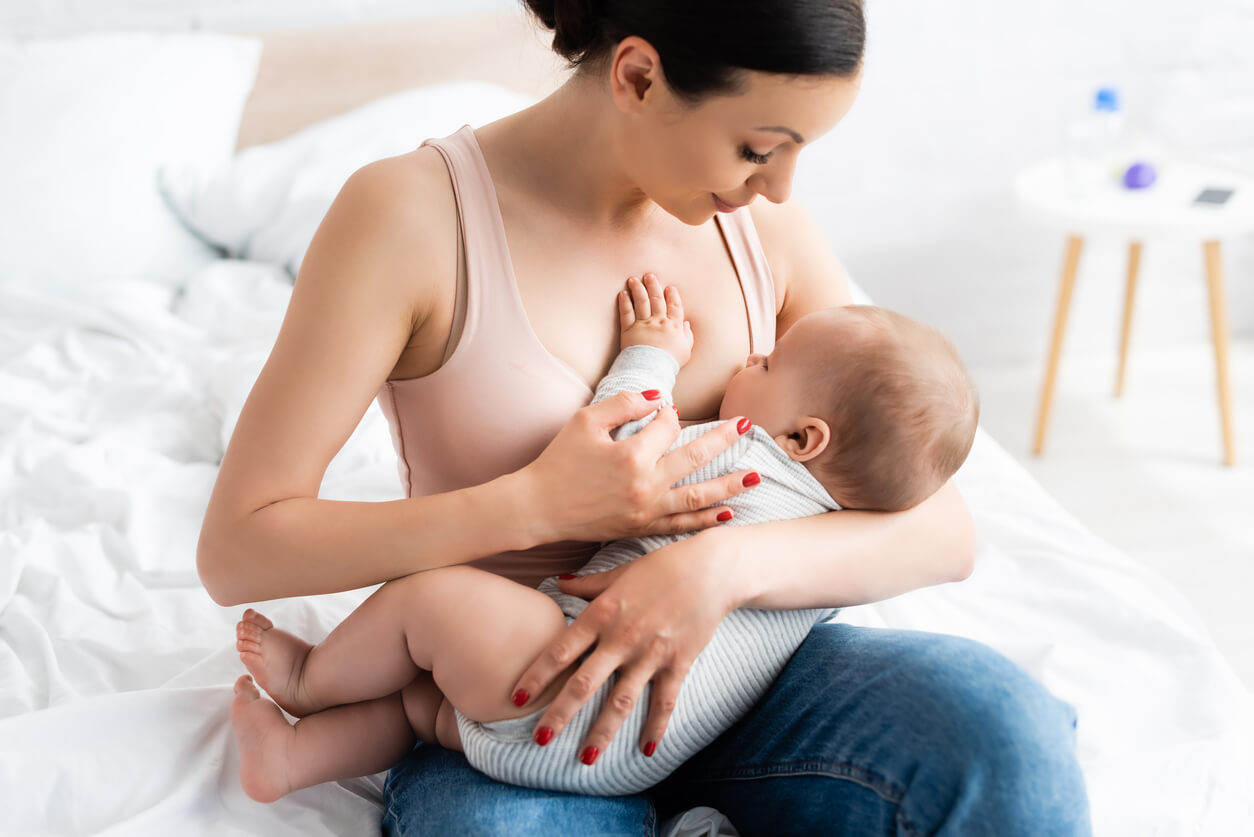 Milchallergie bei Säuglingen - Mutter stillt ihr Baby