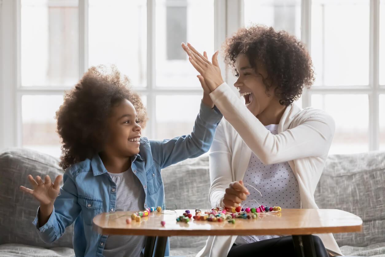 Une mère et sa fille qui jouent.