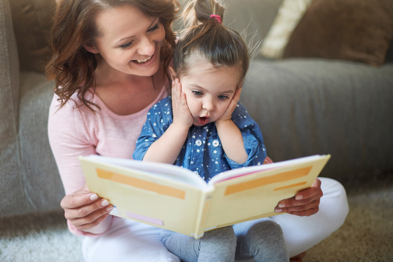  Unterhaltsame Aktivitäten - Mutter liest ihrer Tochter vor