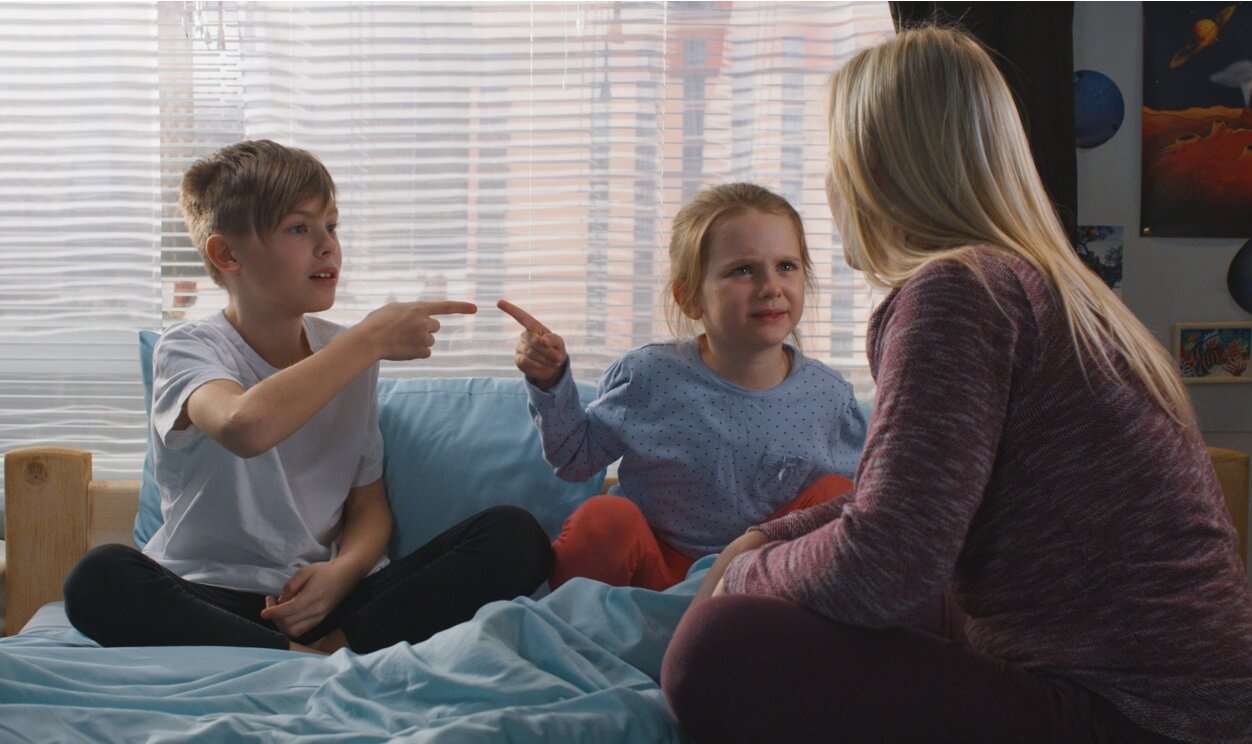 Äiti auttaa lapsiaan ratkaisemaan erimielisyydet.