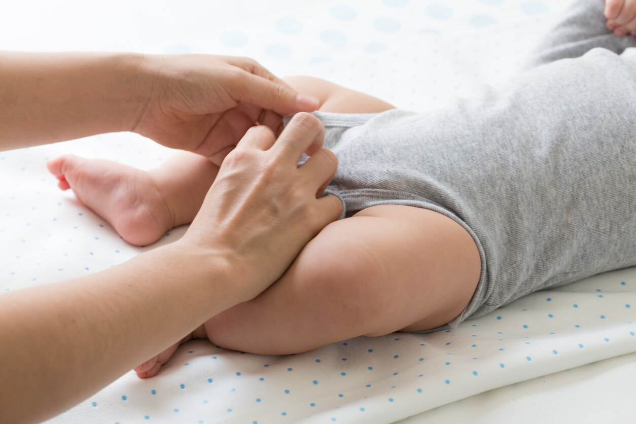 Een baby met een rompertje aan