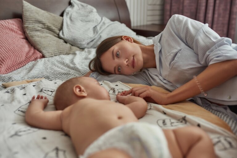 Al tener un bebé, el sueño se afecta más en las madres que en los padres