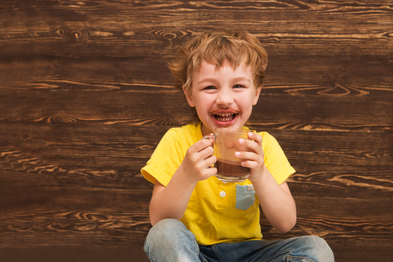 Et barn som drikker sjokolademelk.