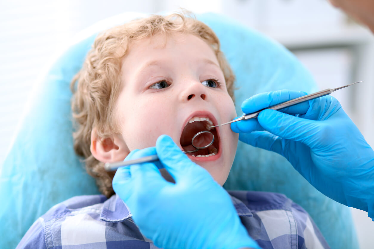 Et barn som gjennomgår en tannundersøkelse.