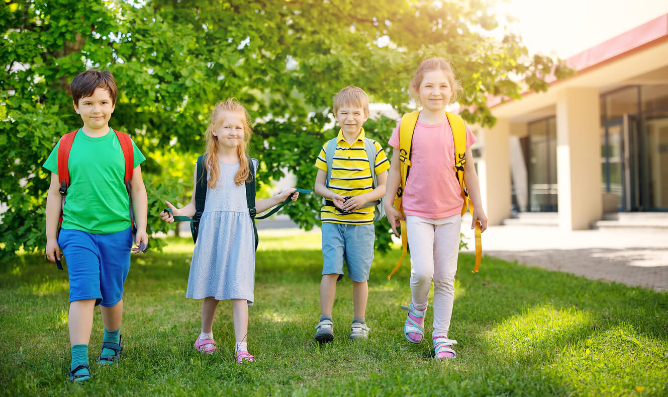Quatre enfants sur la pelouse.