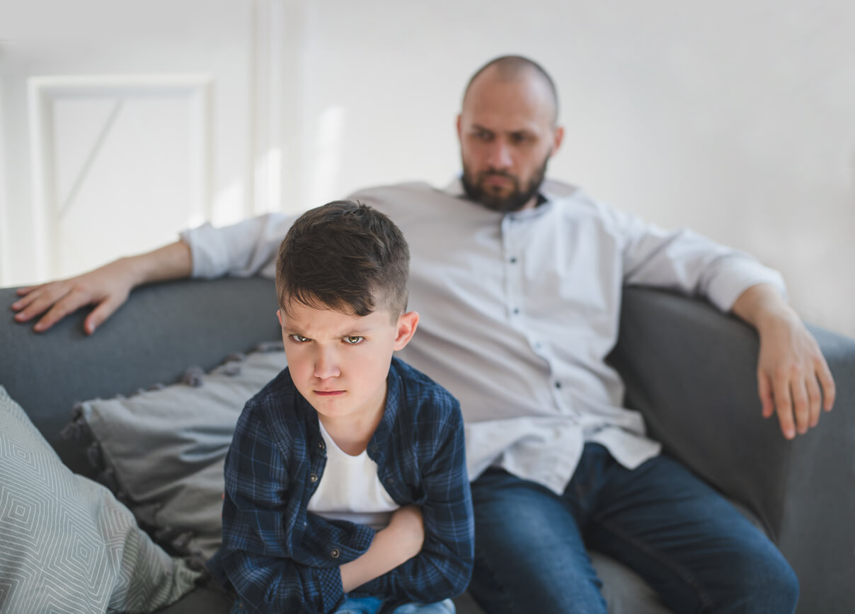 Un père et son enfant fâchés.