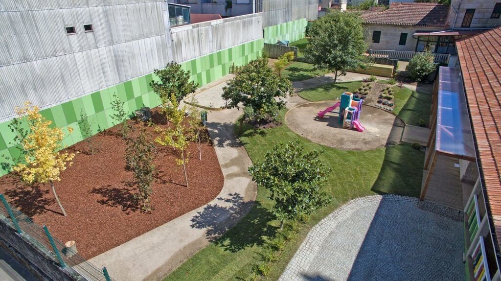 Patios escolares verdes y alumnos más conectados con la naturaleza