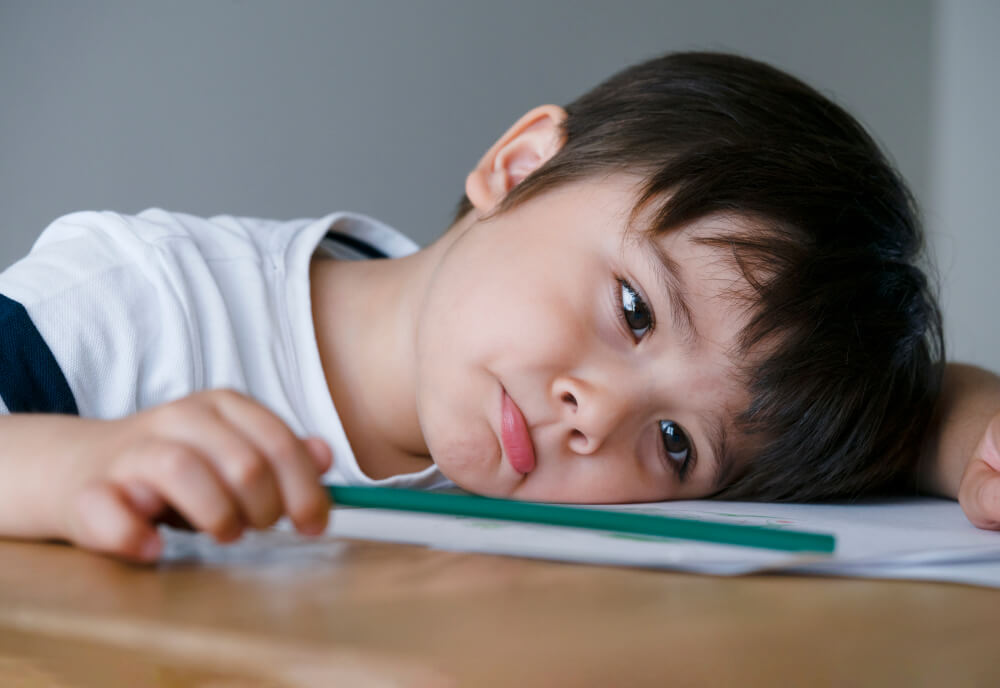 En trist og redd liten gutt.