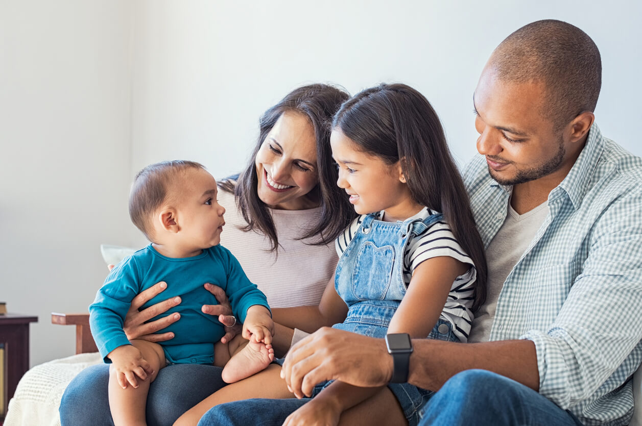 Une famille avec deux enfants.