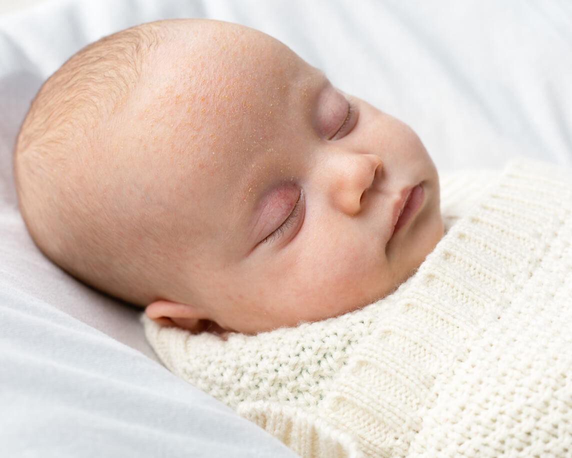 Een baby met berg